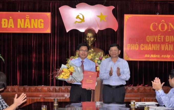 Ông  Nguyễn Đức Hoàng (trái) nhận quyết định điều động từ lãnh đạo Thành uỷ Đà Nẵng. Ảnh: Đ.T.
