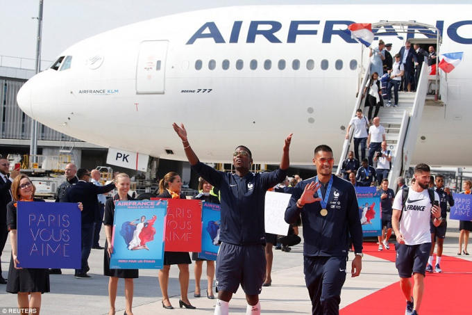 Paul Pogba tỏ ra hân hoan trước sự chào đón của người hâm mộ.