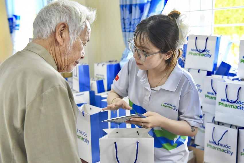 Dược sĩ hướng dẫn người dân sử dụng các sản phẩm chăm sóc sức khỏe và combokit bổ sung vitamin cần thiết cho người lớn tuổi