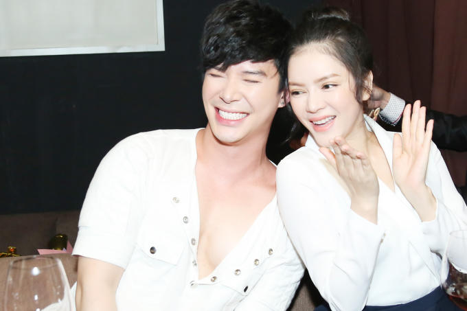 Lý Nhã Kỳ cũng đến để chung vui. Cả hai cùng có sinh nhật tháng 7, trước đó, Nathan Lee cũng đã có dịp quậy tưng bừng trong sinh nhật người đẹp "Kiều nữ và đại gia".