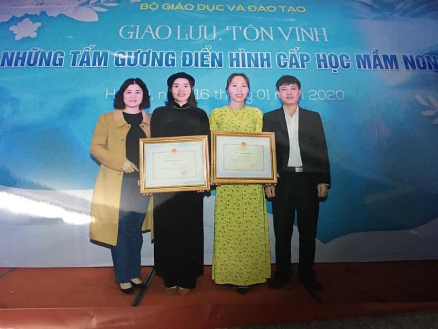 Cô Lý Thị Mai (thứ 2 từ trái qua) vinh dự nhận Bằng khen của Bộ GD& ĐT tại buổi “Giao lưu, tôn vinh những tấm gương điển hình cấp học mầm non năm 2021”