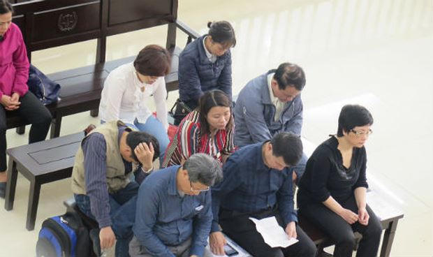 Bị cáo Châu Thị Thu Nga và đồng phạm tại tòa.