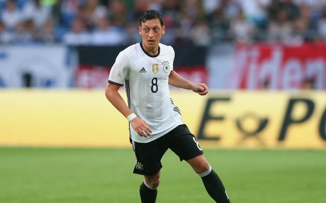 Mesut Ozil vô cùng đáng sợ.