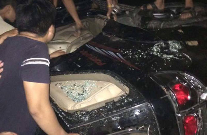 Chiếc ô tô bị đập phá (Ảnh facebook).