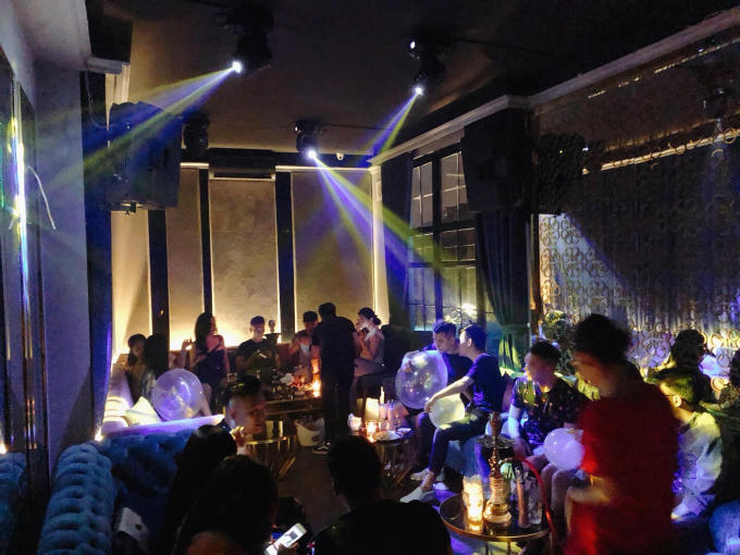 Những trái bóng cười đang được nhiều bạn trẻ sử dụng tại quán Fiffy Cafe địa chỉ số 50 Hàng Bài (phường Hàng Bài, quận Hoàn Kiếm).