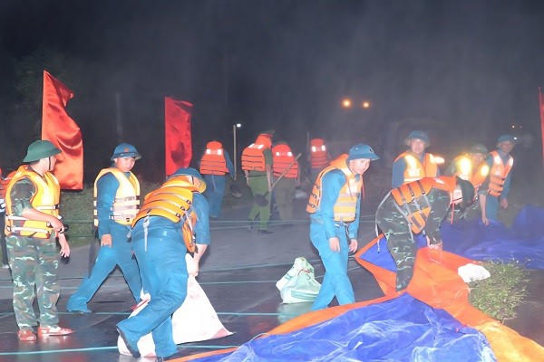 Lực lượng vũ trang tỉnh Ninh Bình phối hợp diễn tập xử trí tình huống chống sạt trượt mái đê Hữu Hồng.