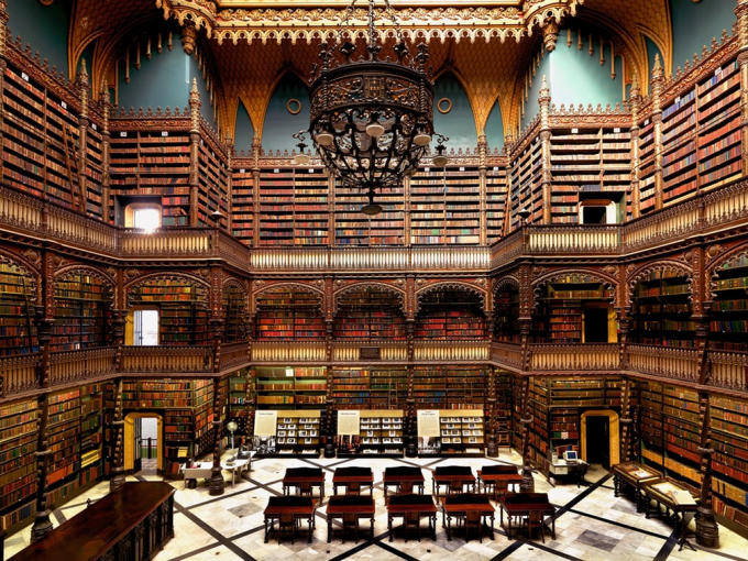 Thư viện Real Gabinete Português de Leitura, Rio de Janeiro, Brazil: Đây là thư viện được xây dựng vào năm 1837 do một nhóm người Bồ Đào Nha nhập cư để thúc đẩy văn hóa giữa hai nước. Đây là nơi lưu trữ hơn 350.000 đầu sách và bộ sưu tập các tác phẩm tiếng Bồ Đào Nha lớn nhất bên ngoài đất nước Bồ Đào Nha.