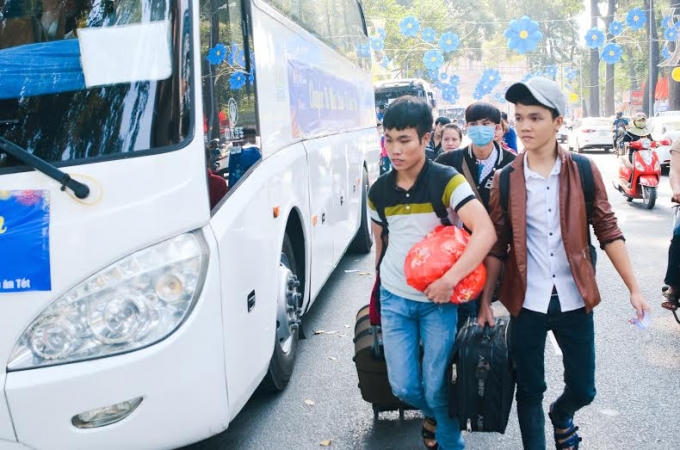 Sinh viên hào hứng khi đón nhận món quà nghĩa tình của Hội SV Thành phố Hồ Chí Minh