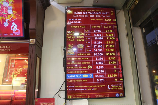 Giá vàng giao dịch trong ngày vía Thần tài ở một cửa hàng vàng bạc có tiếng ở Hà Nội.