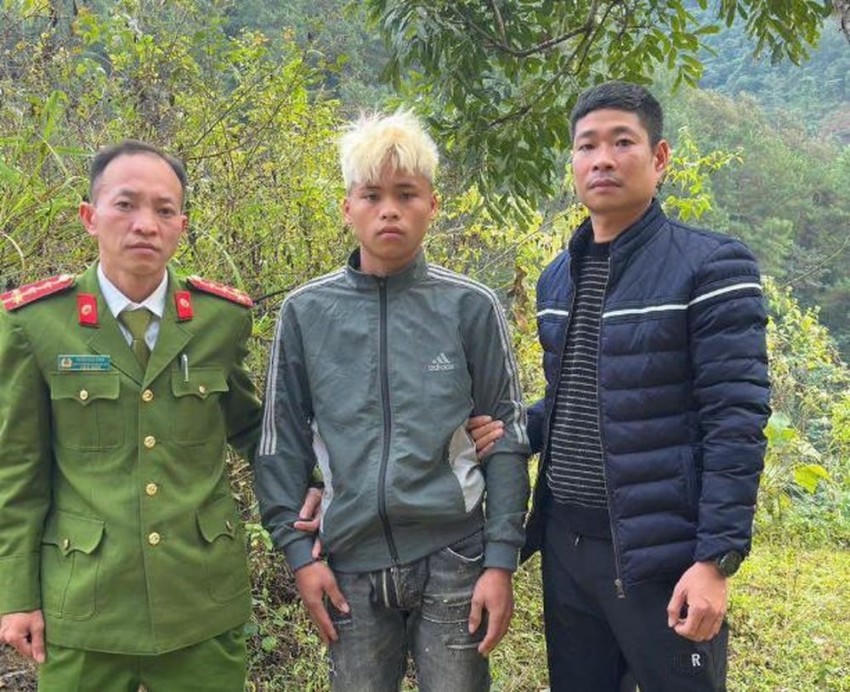 Lực lượng Công an bắt giữ đối tượng Hoàng Văn Quân có hành vi trộm cắp xe máy. (Ảnh: Công an Tuyên Quang).