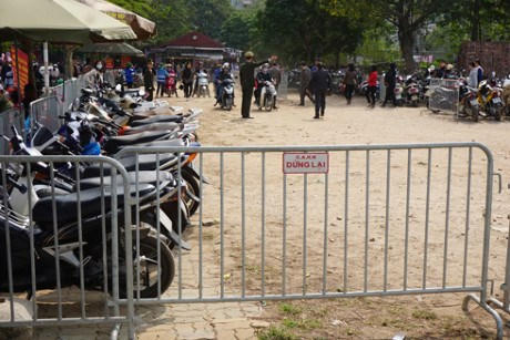 CBCS phân công tại nhiều điểm trông giữ xe để hướng dẫn người dân sắp xếp phương tiện thuận lợi