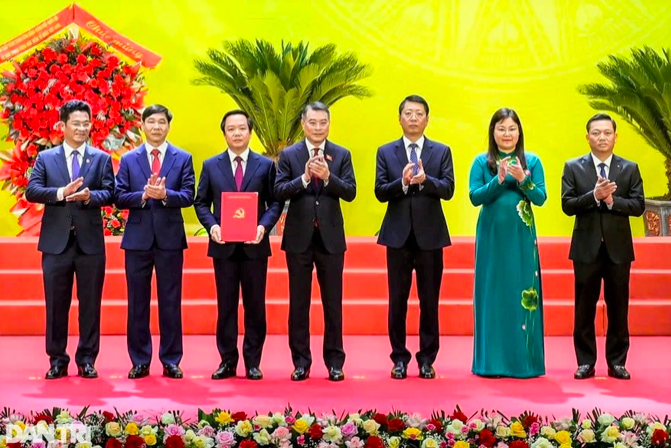 Trưởng Ban Tổ chức trung ương Lê Minh Hưng trao quyết định cho Chủ tịch và các Phó Chủ tịch UBND tỉnh Ninh Bình tại buổi lễ công bố hợp nhất 3 tỉnh Hà Nam, Nam Định, Ninh Bình