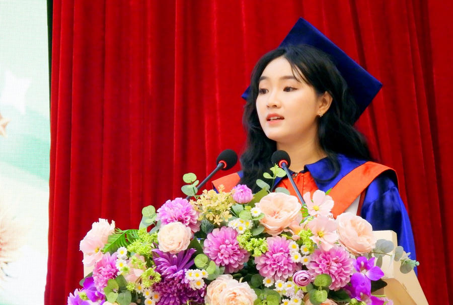 Tân dược sĩ Huỳnh Thị Yến Nhi bày tỏ cảm xúc tại buổi lễ tốt nghiệp