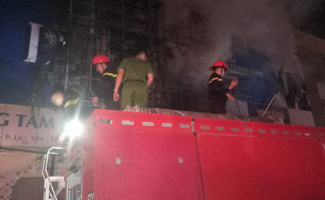 Sau hơn 1 giờ đồng hồ, đám cháy cơ bản được khống chế.