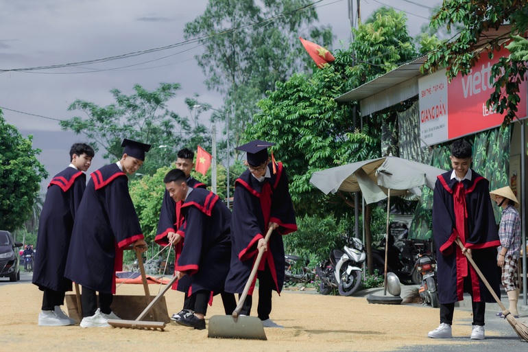 Tình huống xảy ra ngoài kịch bản giúp các em có những bức ảnh kỷ yếu độc, lạ.. (Ảnh: Team Nhện)