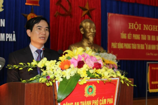 Đ/c Vũ Quyết Tiến, Chủ tịch UBND TP Cẩm Phả phát biểu tại hội nghị