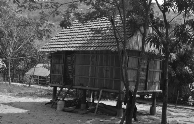 Anh Nay Niên dẫn cả nhà lên ở trên rẫy nên ngôi nhà bỏ không.