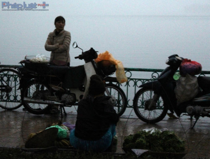 Đôi khi chỉ còn một mớ rau cũng cố ngồi bán cả giờ đồng hồ. (Ảnh: Đức Biên)