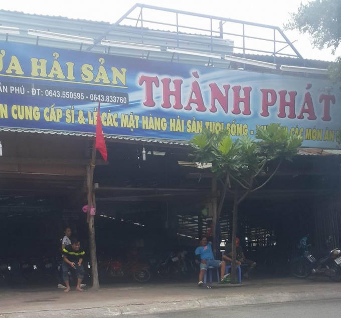 Nhà hàng Thanh Phát lấn biển có kết cấu tạm bợ từ nhiều năm nay nhưng vẫn chưa được xử lý.