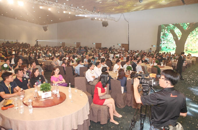 Khách hàng tham dự Lễ công bố và nhận đặt chỗ.