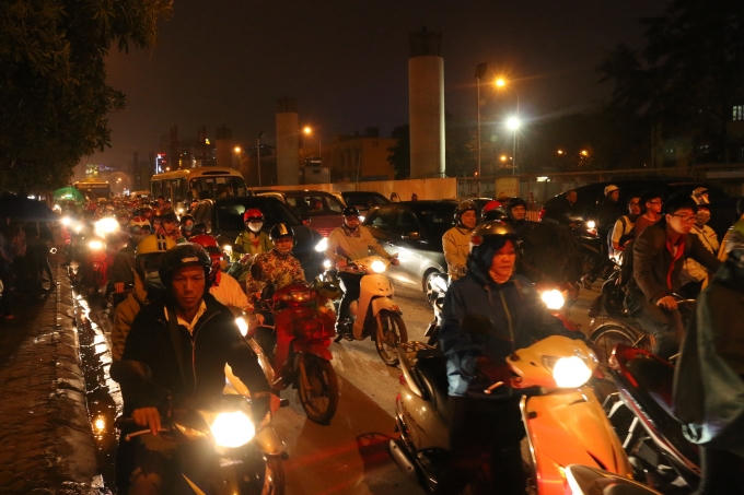 Ùn tắc hàng giờ diễn ra trên đoàn đường Hồ Tùng Mậu.