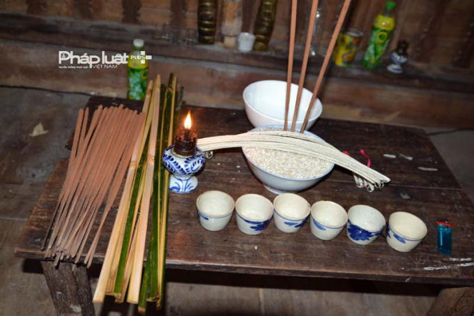 Lễ cúng ban đầu gồm: Rượu, hương, bát ô tô gạo... Sau đó là con dê, con lợn, con gà để tạ ơn. (ảnh: Phàn Giào Họ).
