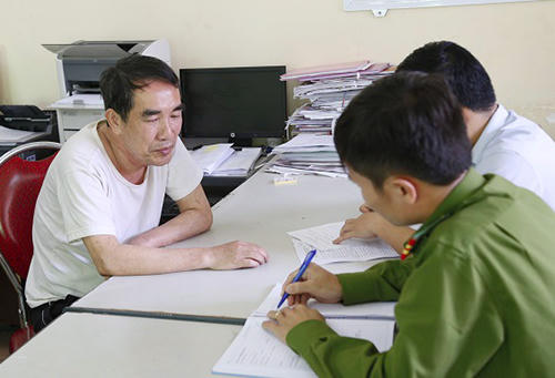 Nghi can Châu làm việc với cảnh sát. Ảnh: C.A