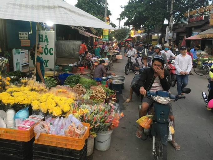 Người dân lấn chiếm lòng đường Tân Lân để bán hàng.
