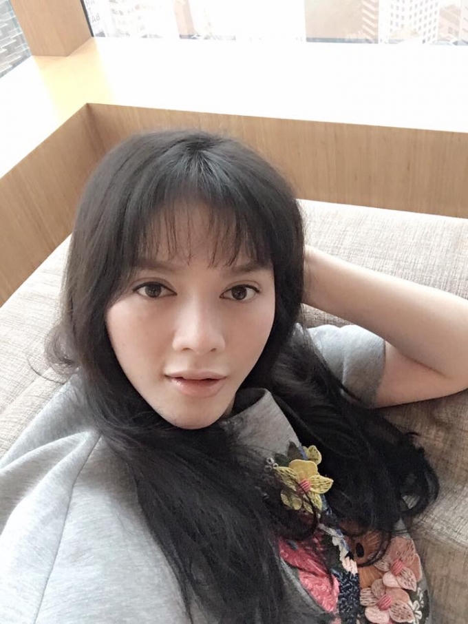 Mái tóc mới và phong cách trang điểm mới khiến Lý Nhã Kỳ "không quen mắt" với truyền thông. Và từ đây đáy lên sự nghi ngờ Lý Nhã Kỳ "phẫu thuật thẩm mỹ".