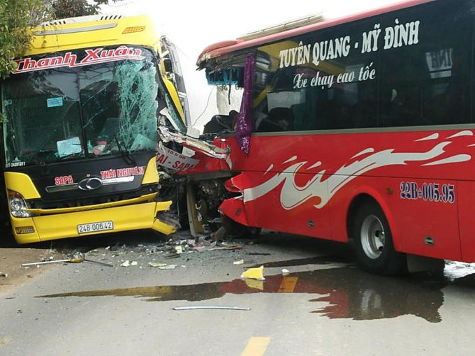 Tuy&ecirc;n Quang: Xe kh&aacute;ch đấu đầu kinh ho&agrave;ng, t&agrave;i xế nhập viện