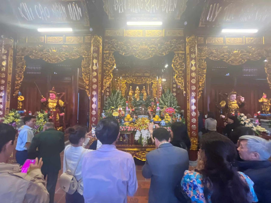 Đông đảo du khách thập phương về với chùa Giai.