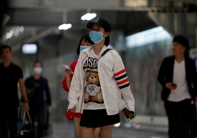 Cho tới lúc này, mầm bệnh đã xuất hiện tại hơn 20 tỉnh thành của Trung Quốc, 2 đặc khu Hong Kong và Macau cũng như 6 quốc gia và vùng lãnh thổ trên thế giới. Trong ảnh: Một nữ du khách Trung Quốc đeo khẩu trang khi tới sân bay Suvarnabhumi, Thái Lan nghỉ Tết. Thái Lan cũng là một trong những quốc gia đã phát hiện các ca nhiễm viêm phổi lạ.