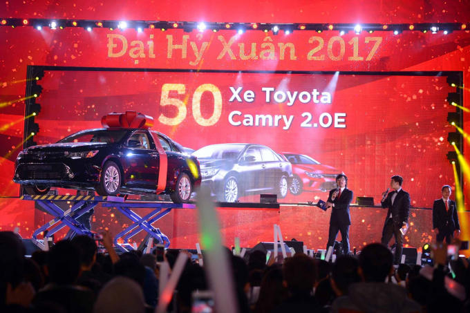 MC Xuân Bắc và Cù Trọng Xoay cũng giúp lần lượt tìm ra những chủ nhân của hệ thống giải thưởng lên đến 100 tỷ đồng. Sự kiện “Đại hỷ Xuân 2017” là sự kiện tri ân khách hàng đặc biệt của Tập đoàn Vingroup dành cho các chủ thẻ VinID – thẻ khách hàng thân thiết. Có tới 21.050 giải thưởng với 50 xe Camry 2.0E, 1.000 điện thoại Iphone 7 và 20.000 giải thưởng trị giá một triệu đồng.