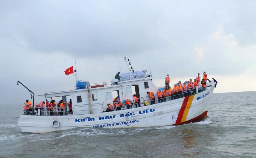 Cơ quan chức năng tỉnh Bạc Liêu, thả tôm giống ra cửa biển Gành Hào (huyện Đông Hải, tỉnh Bạc Liêu).