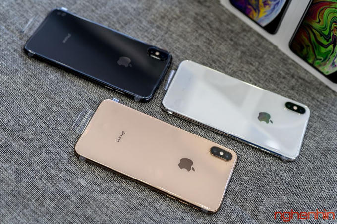 Cụm camera kép phía sau trên iPhone XS Max gồm 2 camera 12MP, trong đó 1 cái sử dụng ống kính góc tiêu chuẩn khẩu độ f/1.8 và cái còn lại dùng ống kính tele khẩu độ f/2.4 để chụp chân dung. Apple cho biết thêm hãng đã sử dụng một cảm biến ảnh mới, đồng thời tối ưu hóa phần mềm để mang đến chất lượng ảnh chụp tuyệt vời hơn bao giờ hết. Đặc biệt là chế độ chụp ảnh mới với tên gọi "Smart HDR" giúp cải thiện chất lượng hình ảnh khi chụp trong môi trường ánh sáng phức tạp. Camera selfie của hai chiếc máy nói trên sẽ vẫn có độ phân giải là 7MP.