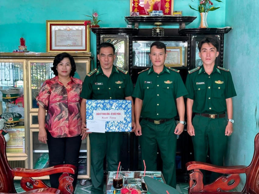 Hải đội 2 Biên phòng trao quà của Quân ủy Trung ương – Bộ Quốc phòng cho gia đình Quân nhân có hoàn cảnh đặc biệt khó khăn