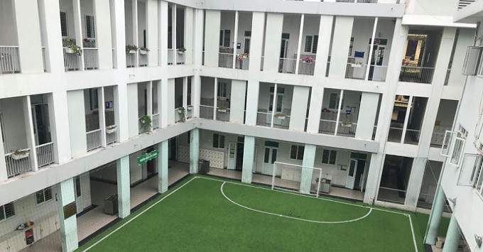 Khuôn viên trường Tiểu học B nơi học sinh C. không may bị rơi từ tầng 4 xuống đất.