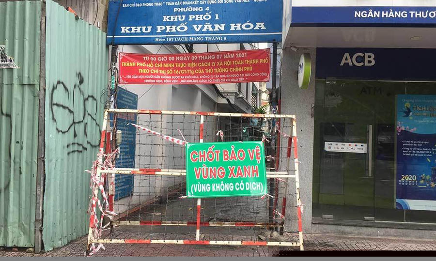 Hàng rào sắt được chặn không cho bất cứ người lạ nào ra vào hẻm 197 (quận 10)
