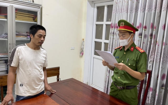 Dùng mũ bảo hiểm đánh trưởng thôn kiêm công an viên gây thương tích 7%