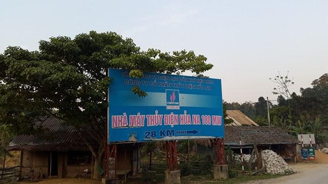 Biển chỉ dẫn vào đường Nhà máy thủy điện Hủa Na.
