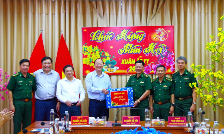 Ông Nguyễn Hồ Hải - Bí thư Tỉnh ủy Cà Mau (thứ 4 từ trái sang); ông Nguyễn Đức Hiển - Phó Bí thư Thường trực Tỉnh uỷ Cà Mau (thứ 3 từ trái sang); ông Phạm Thành Ngại - Phó Bí thư Tỉnh ủy, Chủ tịch UBND tỉnh Cà Mau (thứ 2 từ trái sang) chúc Tết và tặng quà cho cán bộ, chiến sĩ BĐBP tỉnh.