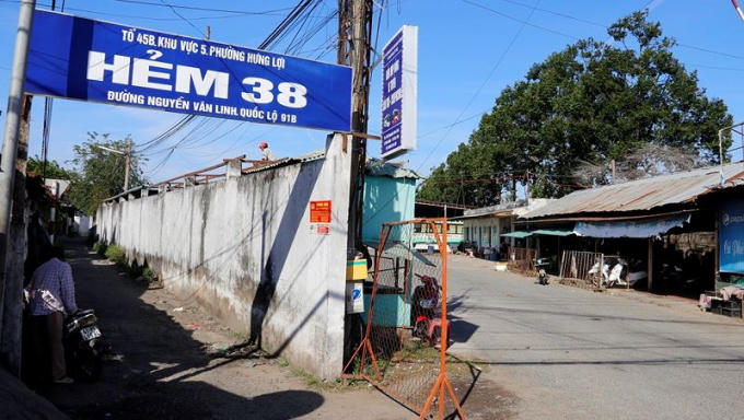 Hiện Bãi đậu xe ô tô đã xây dựng tường rào và ranh mốc ổn định, tách biệt với đất của các hộ dân hẻm 38.