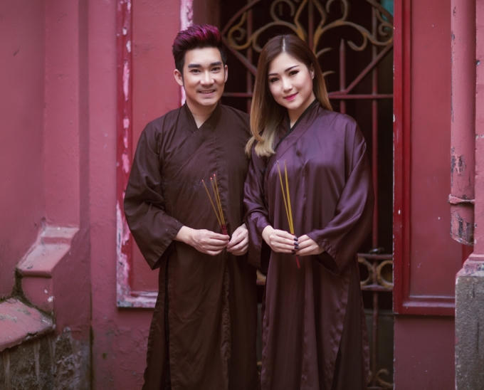 Quang Hà và Hương Tràm mặc áo nâu sòng đi lễ Phật đầu năm mới