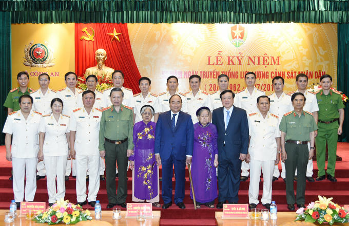 Thủ tướng Nguyễn Xuân Phúc chụp ảnh cùng các đại biểu.