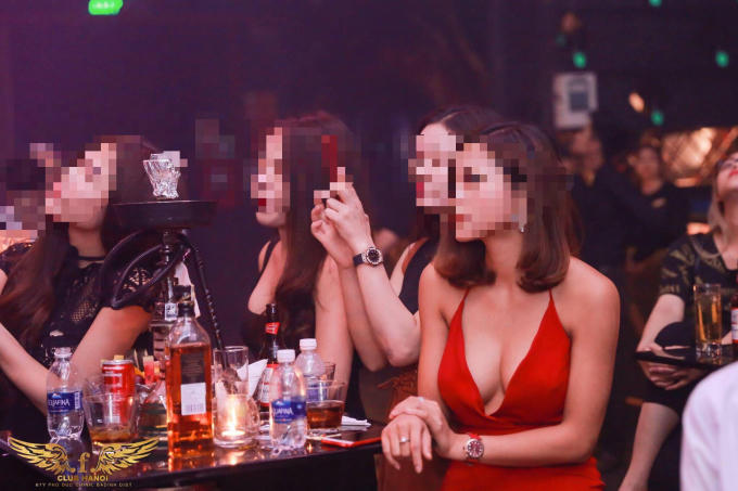 Một chai rượu mạnh được b&agrave;y tr&ecirc;n b&agrave;n, phục vụ thượng kh&aacute;ch.&nbsp;