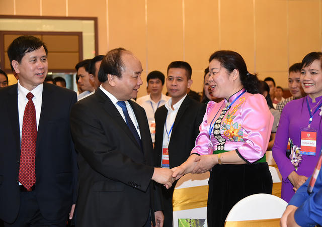 Thủ tướng tiếp xúc, gặp gỡ các chủ doanh nghiệp, nhà đầu tư và lãnh đạo địa phương (ảnh: VGP).