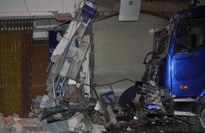 Một phần nhà dân bị tông sập.