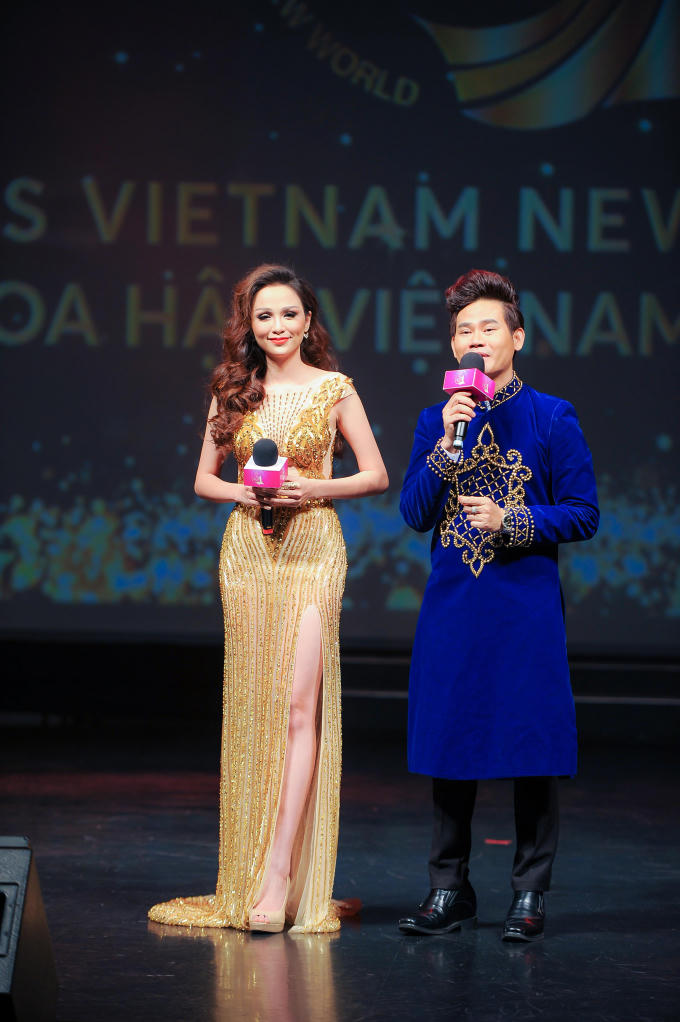 MC Hồng Phúc và Hoa hậu Diễm Hương làm MC cuộc thi.