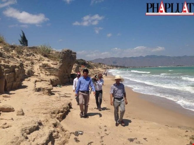 Lãnh đạo UBND xã Phước Thể đi thực địa, trưa 4-3. Ảnh: A.NHIÊN