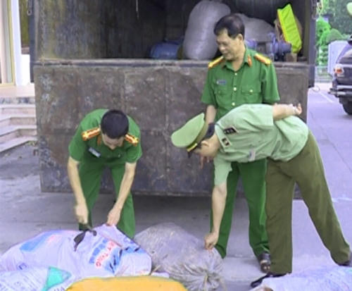 Thực phẩm bẩn kh&ocirc;ng r&otilde; nguồn gốc bị bắt giữ.